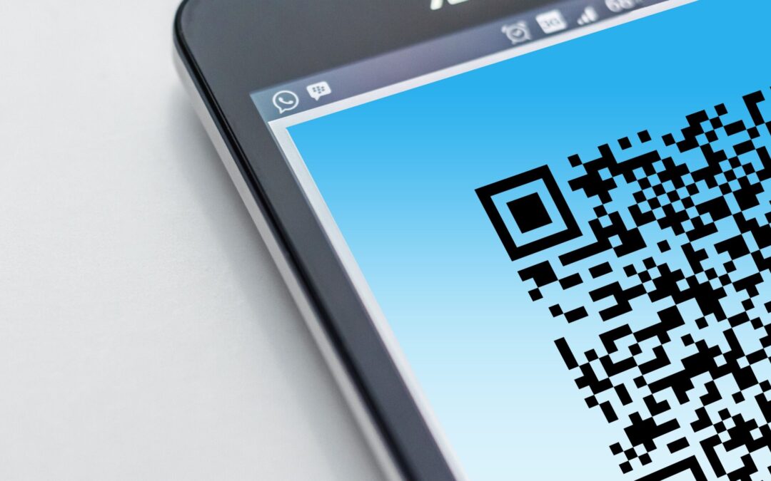 Free High-resolution close-up of a smartphone displaying a QR code on its screen. Stock Photo